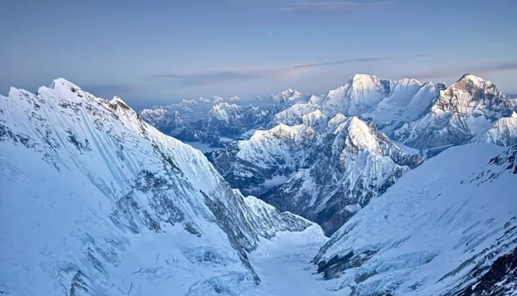 nawal-sfendla,-premiere-marocaine-a-reussir-l’enchainement-everest-–-lhotse-en-une-seule-poussee